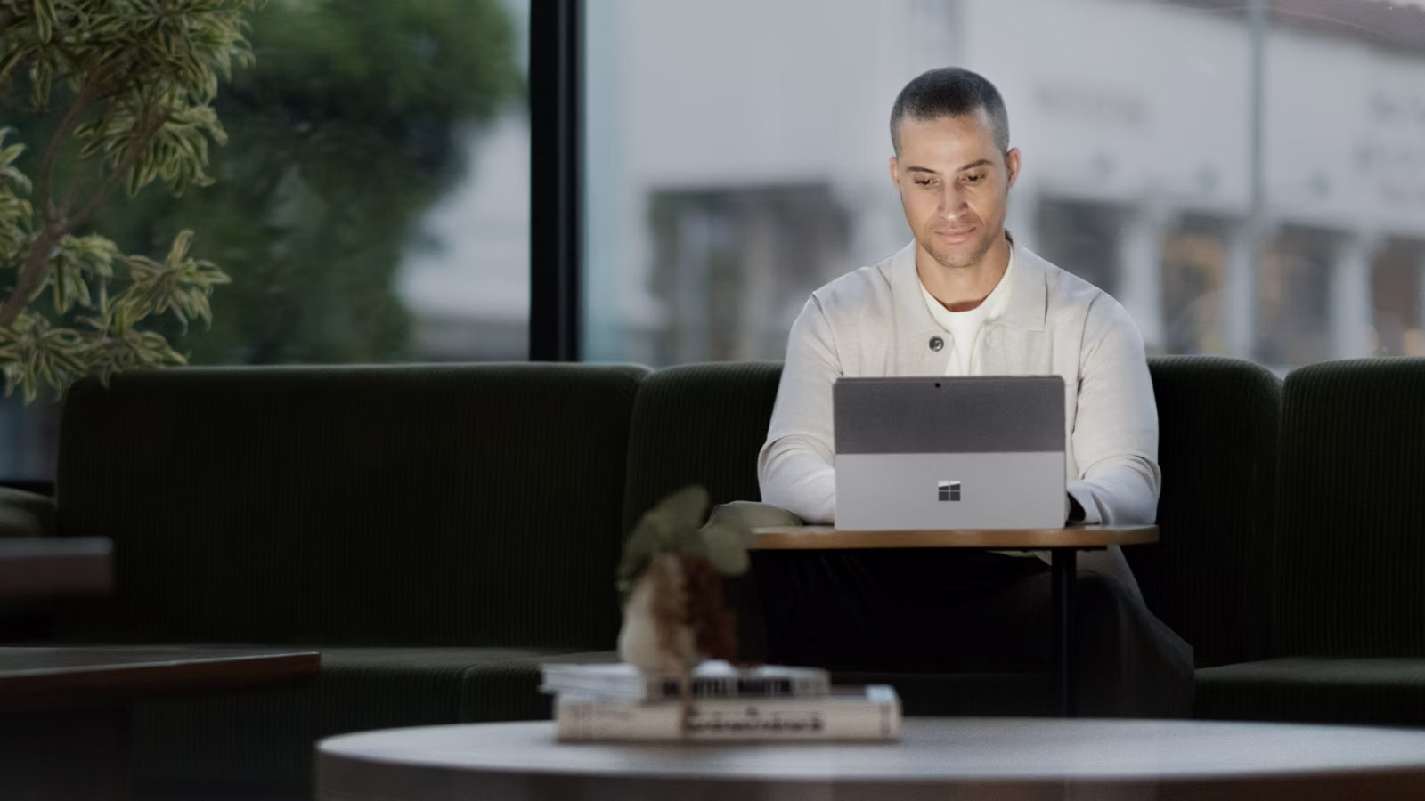Highlight Surface Pro 10 view2